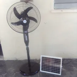 Ventilador de pie recargable con panel solar 