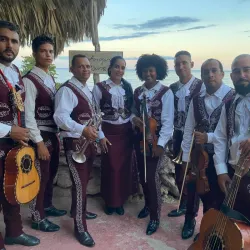 Grupo de mariachis (Sol Naciente)