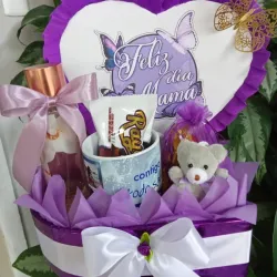 Caja en forma de corazón color morada