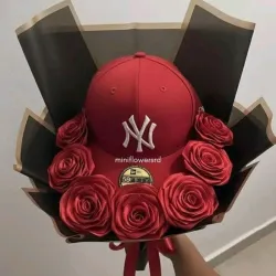 Detalle con gorra