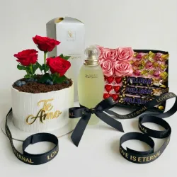 Pastel personalizado + caja de regalo con flores eternas y confituras + 1 Perfume Mariposa 