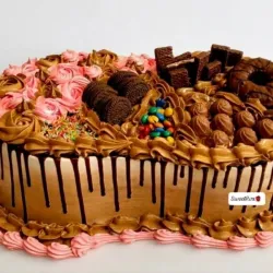 Cake doble de capuchino con cubierta de chocolate y  Confituras 