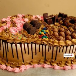 Cake de capuchino con cubierta de chocolate y decorado con Confituras 
