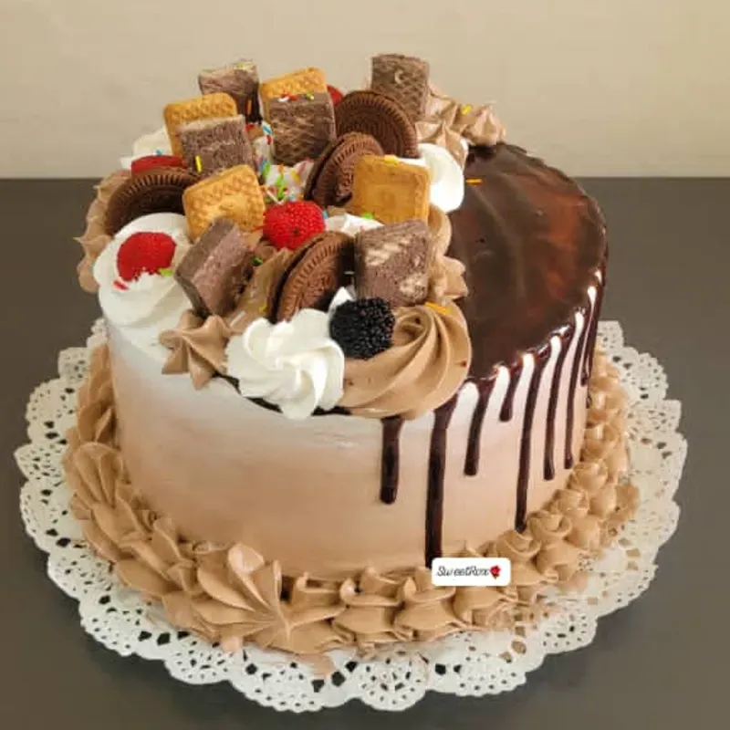 Panetela de capuchino decorada con chocolate y galleticas