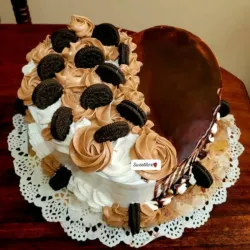 Panetela de capuchino decorada con chocolate y galleticas