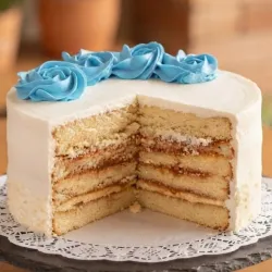 Panetela de capuchino con relleno de leche condensada cocinada