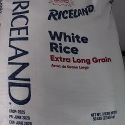 Saco sellado de 50 lb de arroz importado