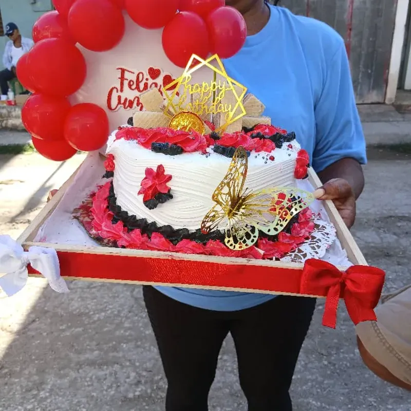 Bandeja decorada con pastel 