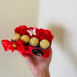 Caja peque con rosas y bombones 