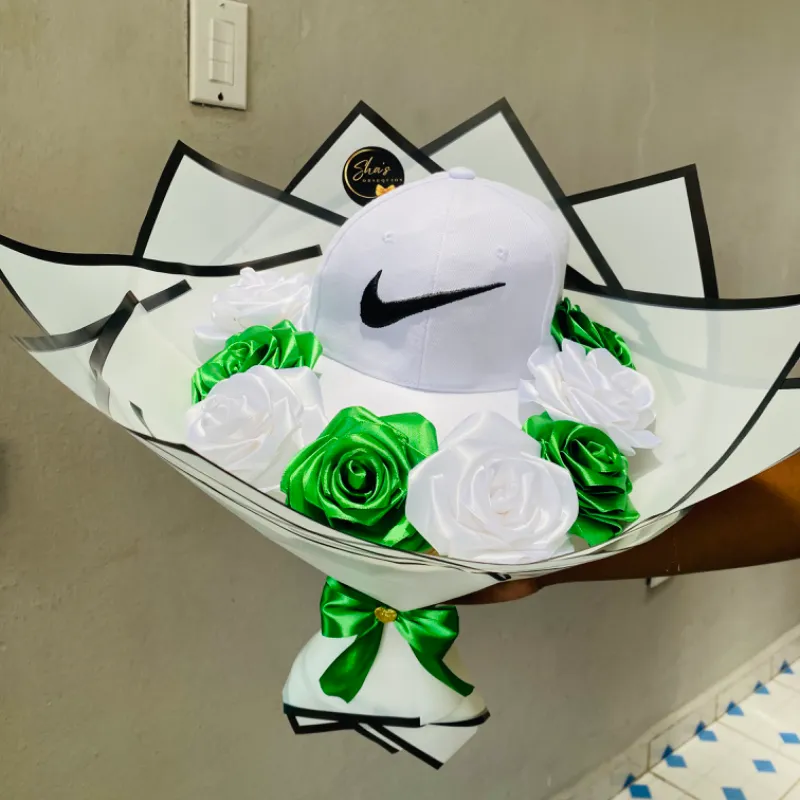 Ramo de rosas con gorra blanca 🧢