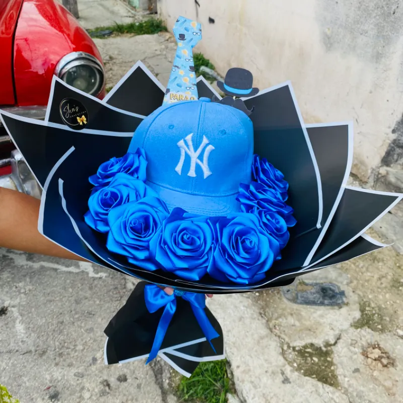 Ramo de rosas con gorra 🧢 