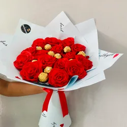 Ramo plus de rosas eternas y bombones Ferrero 💐🌹