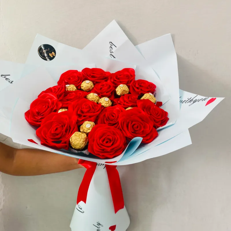 Ramo plus de rosas eternas y bombones Ferrero 💐🌹