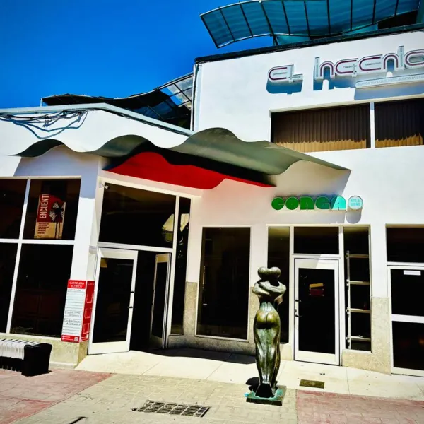 El Ingenio es una cafetería que te transporta a la época colonial de Cuba 🇨🇺, fusionando la riqueza histórica con la gastronomía auténtica de Cuba. Inspirada en los ingenios azucareros y la resistencia de los cimarrones, nuestro menú rescata sabores tradicionales que reflejan la herencia africana, indígena y española; la cubana misma como mezcla perfecta de sabores. Cada plato 🍽️ cuenta una historia de lucha, libertad y mestizaje cultural, ofreciendo una experiencia única que rinde homenaje a las raíces cubanas. 
En El Ingenio, no solo disfrutas de excelentes ofertas, sino que vives un viaje al pasado colonial y su conexión con los cimarrones, símbolos de resistencia y libertad. 
🥳​ ¡Bienvenidos a un espacio donde la historia y el sabor se encuentran! 🤤​
