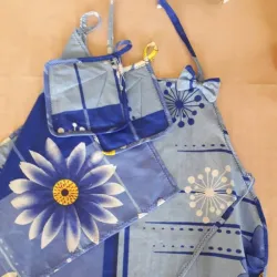 Juego delantal motivo floral azul 