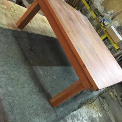 Mesa de centeo con patas plegables