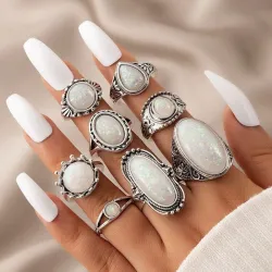 Anillos plateados con piedras blancas