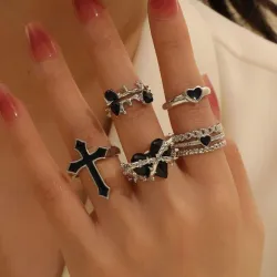 Anillos plateados con piedras negras