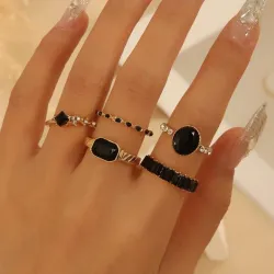 Anillos plateados con piedras negras