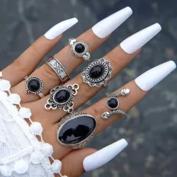 Anillos plateados con piedras negras