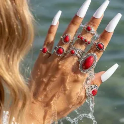 Anillos plateados con piedras rojas
