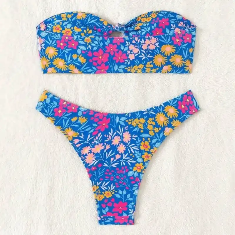 Bikini azul con estampado floral