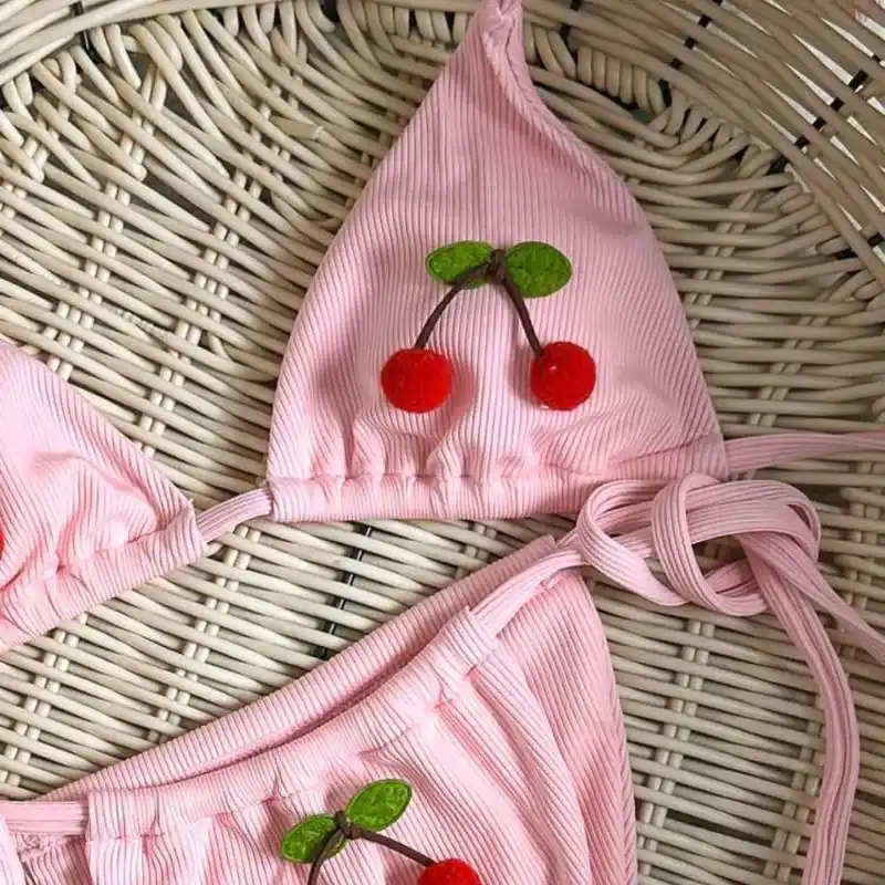 Bikini rosa con cerezas