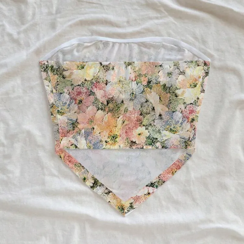 Top strapless de flores 