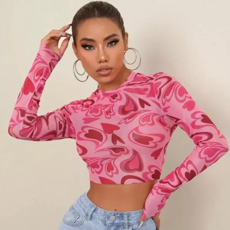 Blusa Crop Top Rosa de Manga Larga con Estampado de Corazones