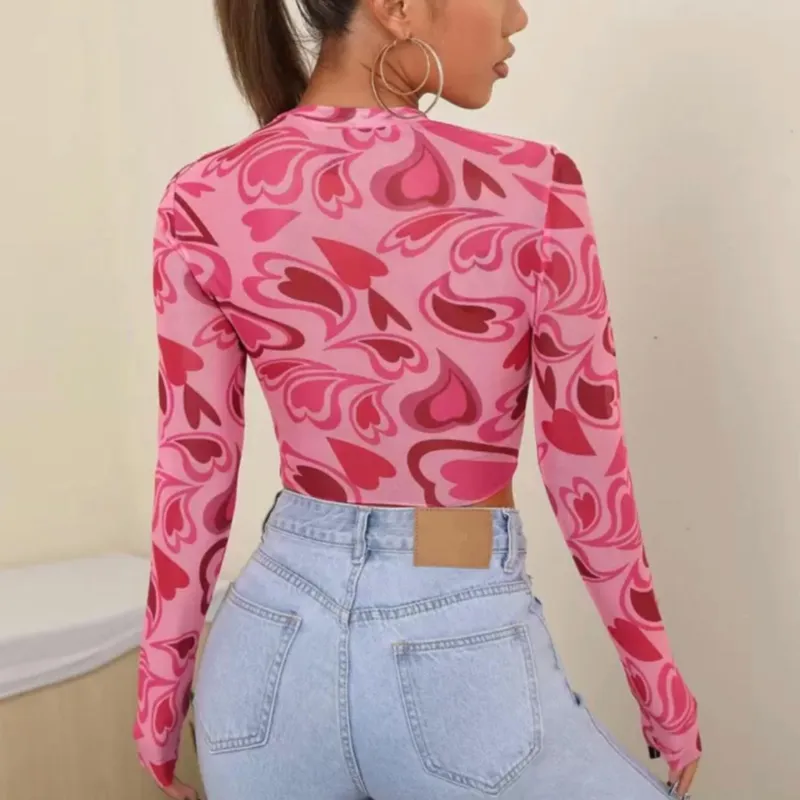 Blusa Crop Top Rosa de Manga Larga con Estampado de Corazones
