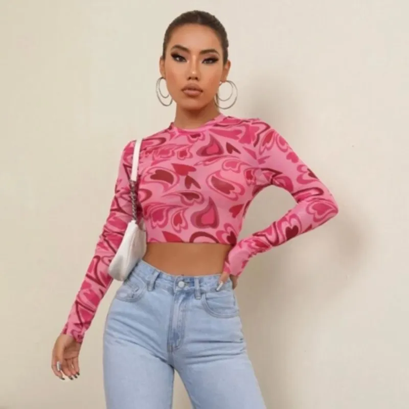 Blusa Crop Top Rosa de Manga Larga con Estampado de Corazones