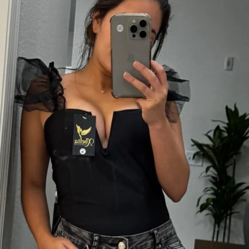 Blusa negra con mangas de tul