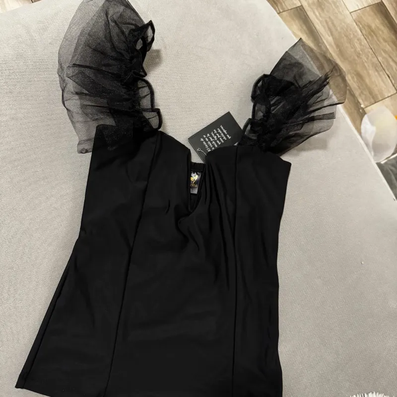 Blusa negra con mangas de tul