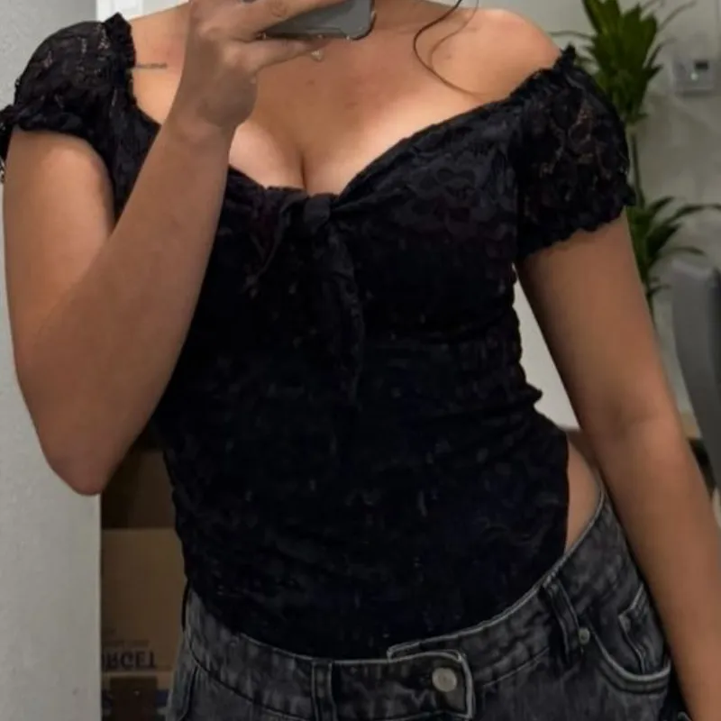 Body negro de encaje