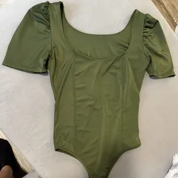 Body color aceituna con mangas