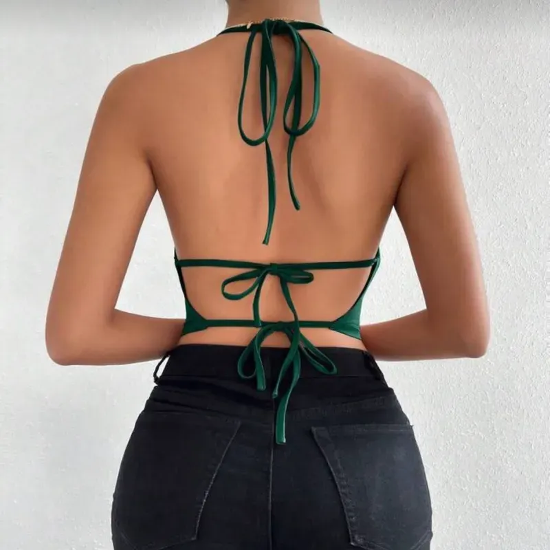 Blusa esmeralda de cuello drapeado y espalda afuera