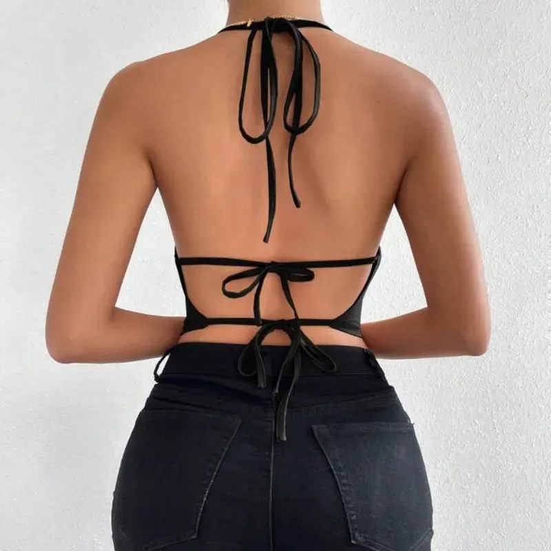 Blusa negra de cuello drapeado y espalda afuera