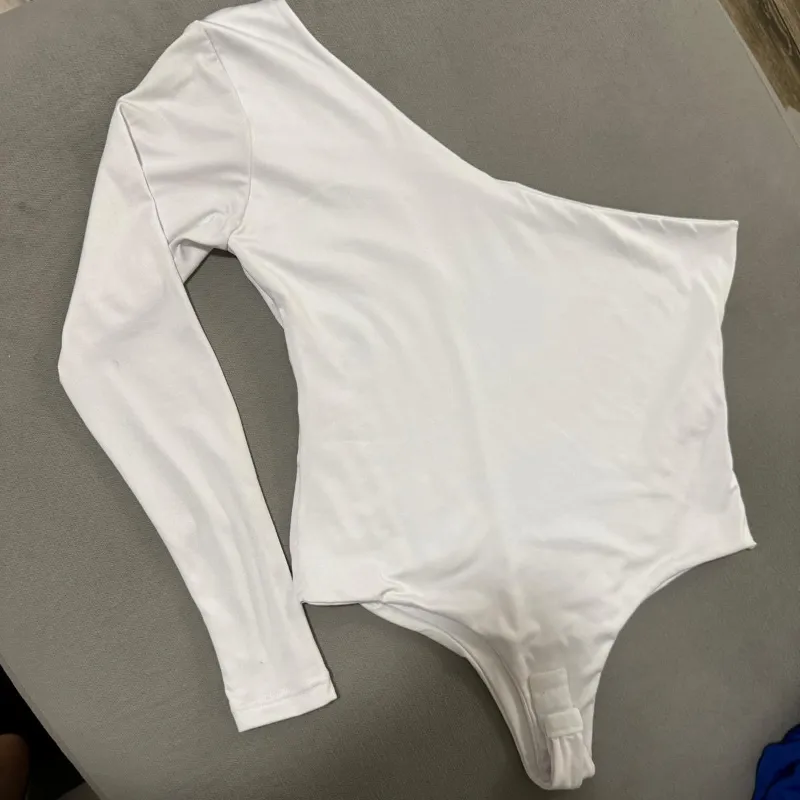 Blody blanco de un solo hombro