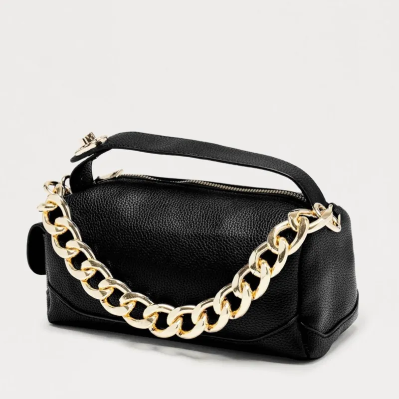 Bolso negro con cadena dorada