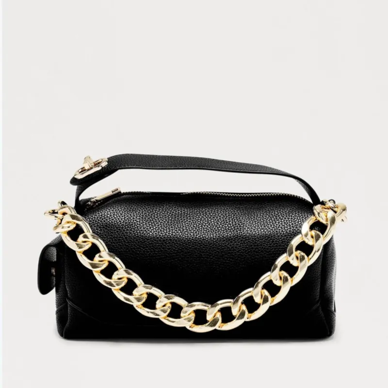 Bolso negro con cadena dorada