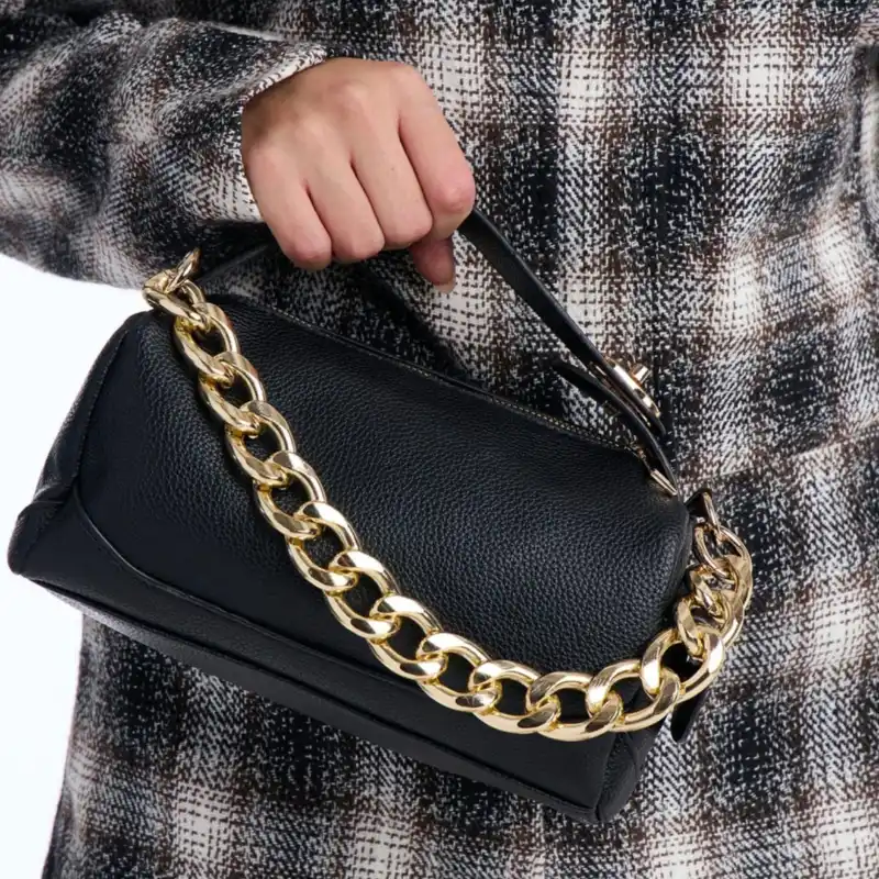 Bolso negro con cadena dorada