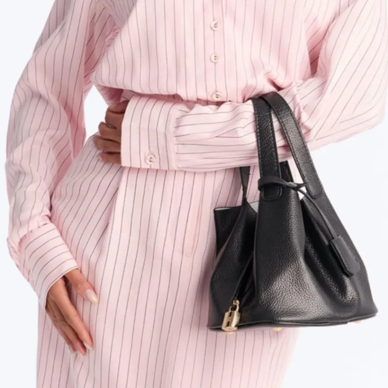 Bolso negro con candado