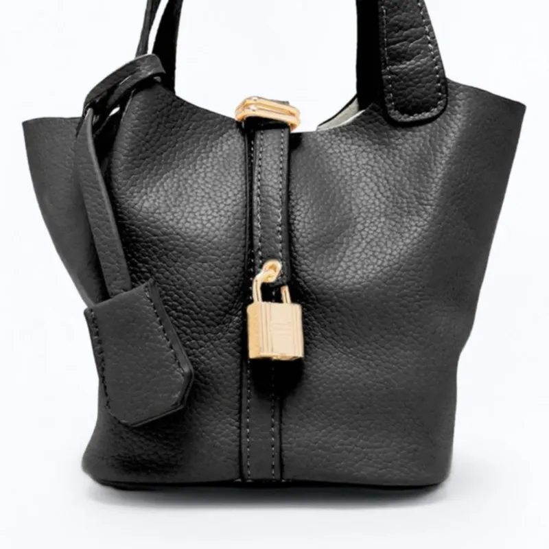 Bolso negro con candado