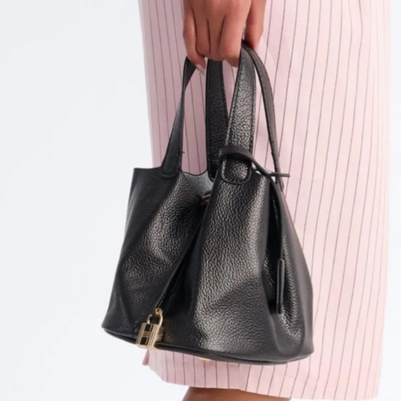 Bolso negro con candado