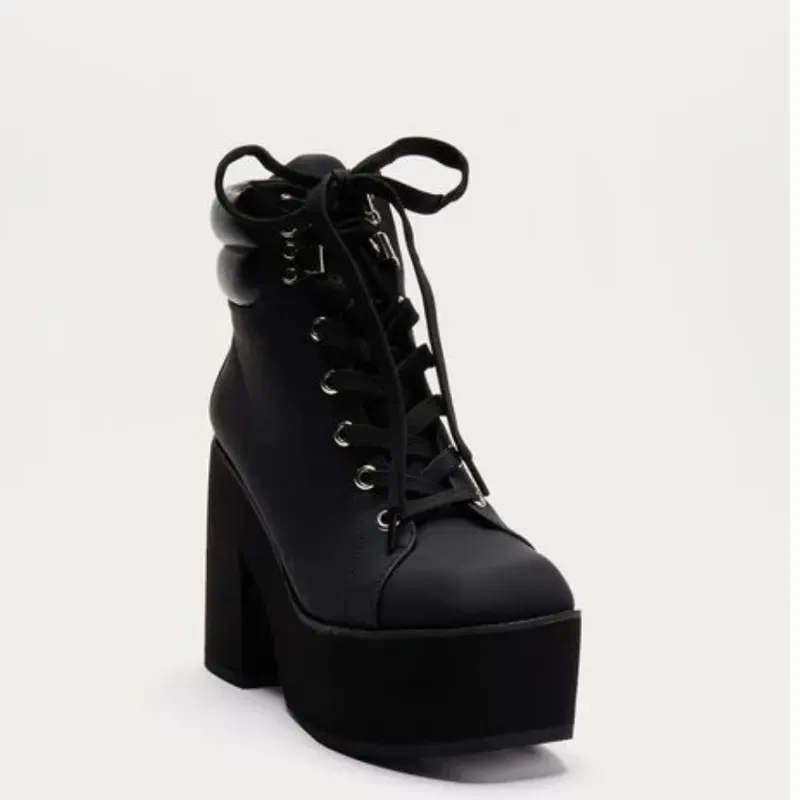 Botas negras de tacón cuadrado