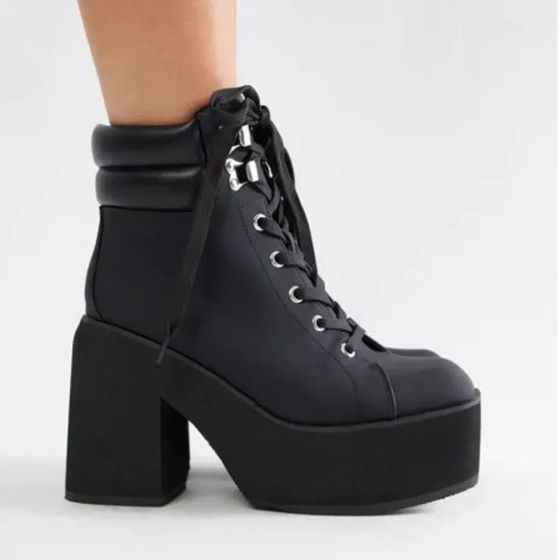 Botas negras de tacón cuadrado