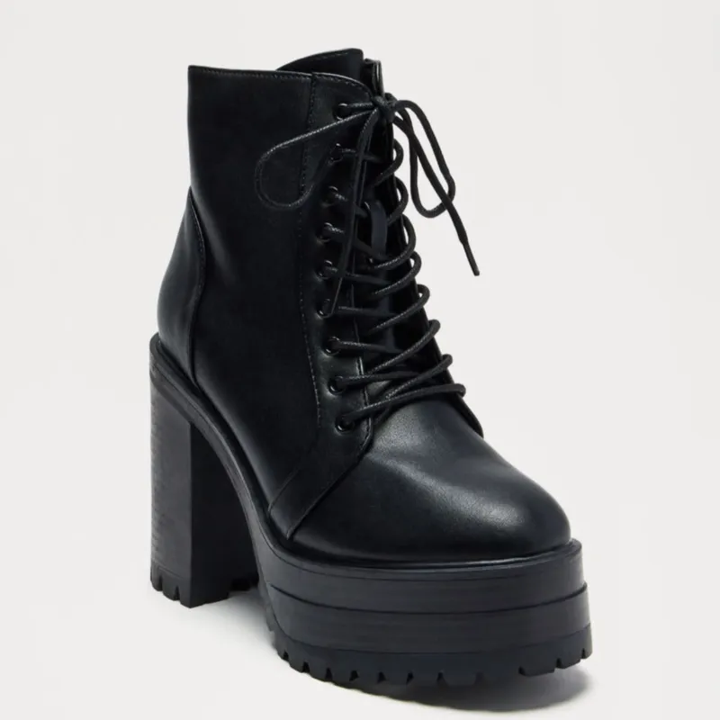 Botas negras de tacón cuadrado