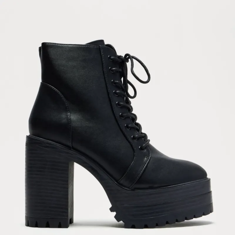Botas negras de tacón cuadrado