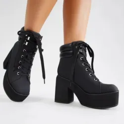 Botas negras de tacón cuadrado