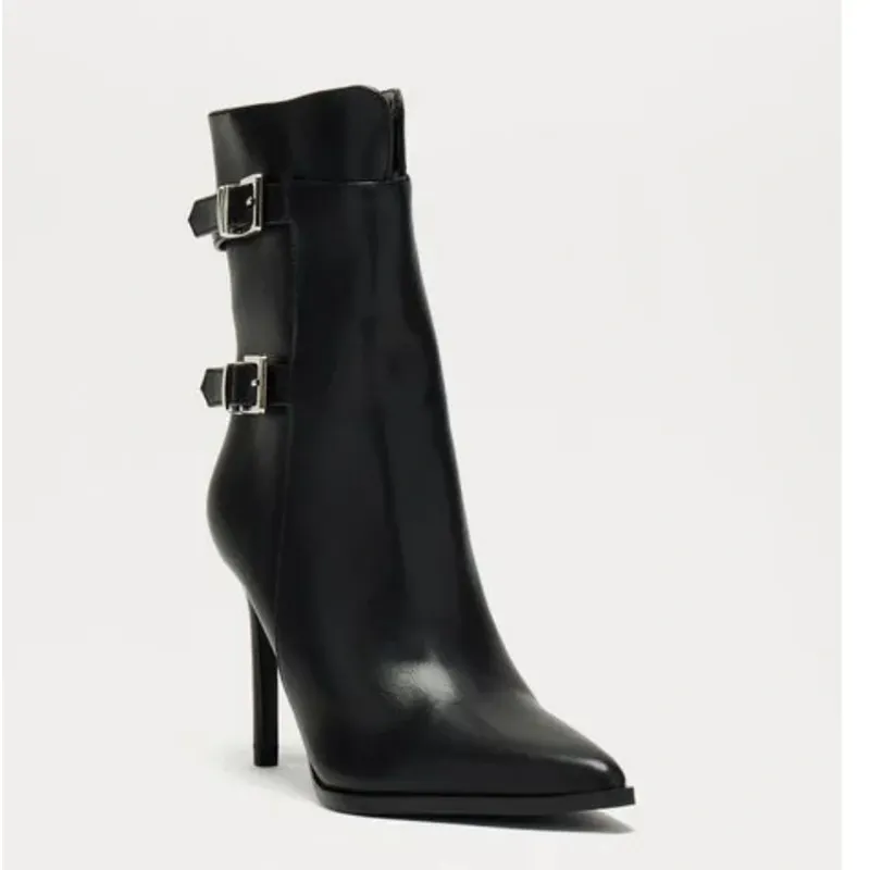 Botas negras de tacón puntifinas